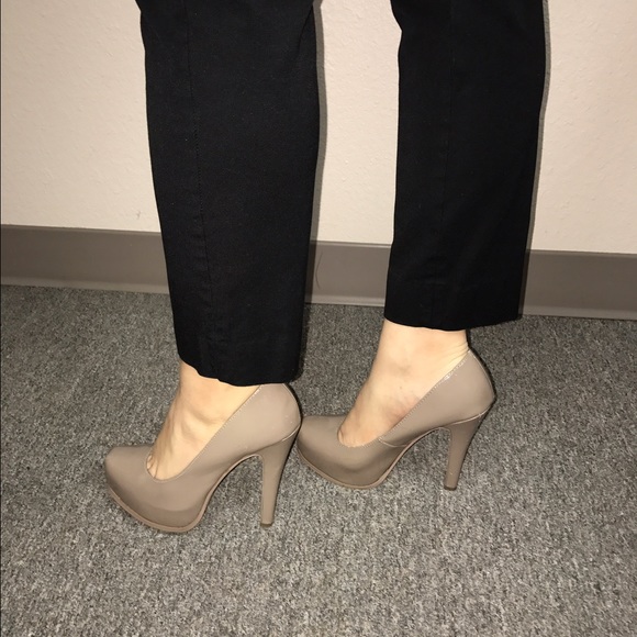 Grey platform pumps