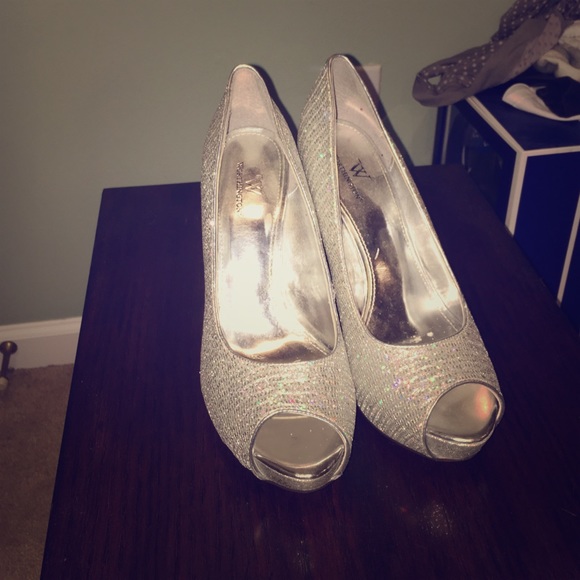 Glitter pumps