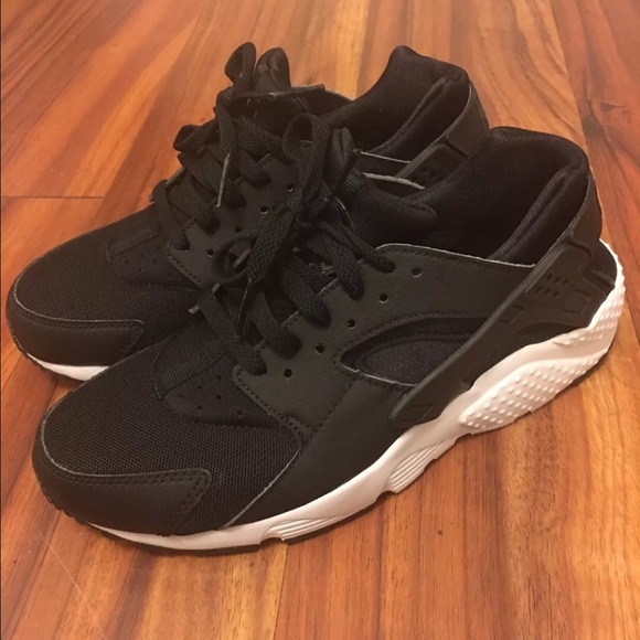Nike Huarache size 7Y or Women's 7.5