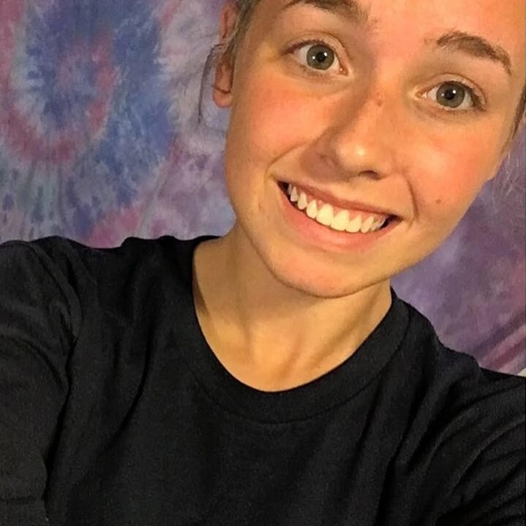 Meet your Posher, Alyssa - Picture 3 of 6