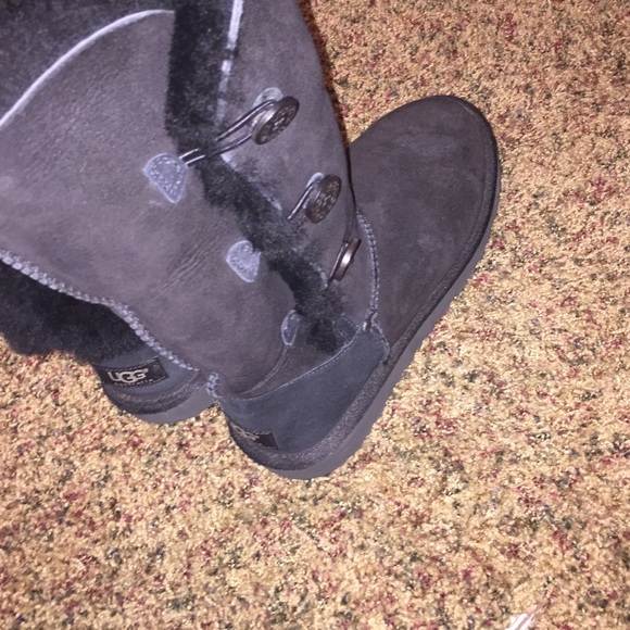 UGGS - Picture 2 of 4