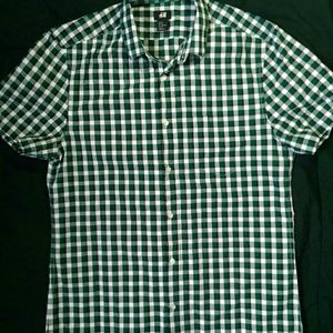 H&M checkered button down short sleeved shirt