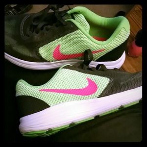 Women's size 8 nike revolution 3