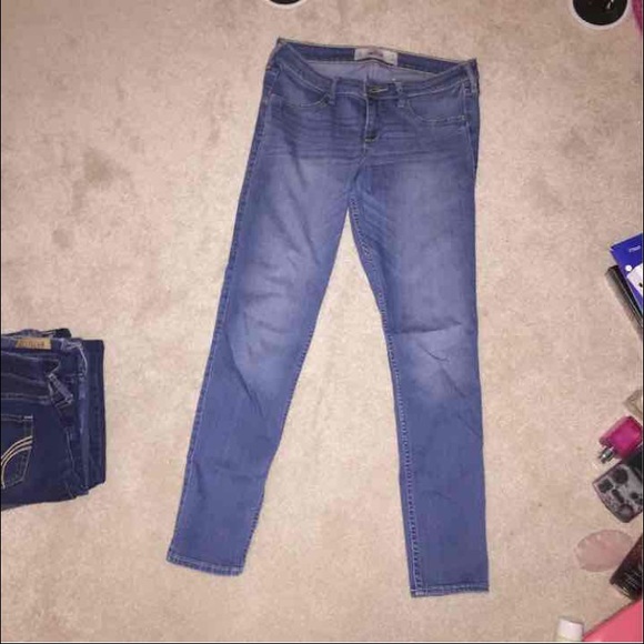 Four pairs of size 9R hollister jeans