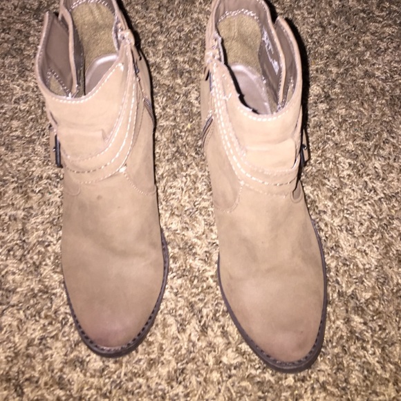 Size 7 1/2 ankle boots