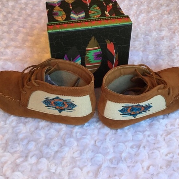 New| KIDS TAN MOCCASIN BOOTIES SHOES - Picture 3 of 4