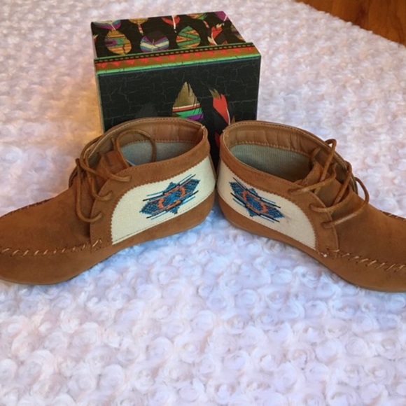 New| KIDS TAN MOCCASIN BOOTIES SHOES - Picture 4 of 4