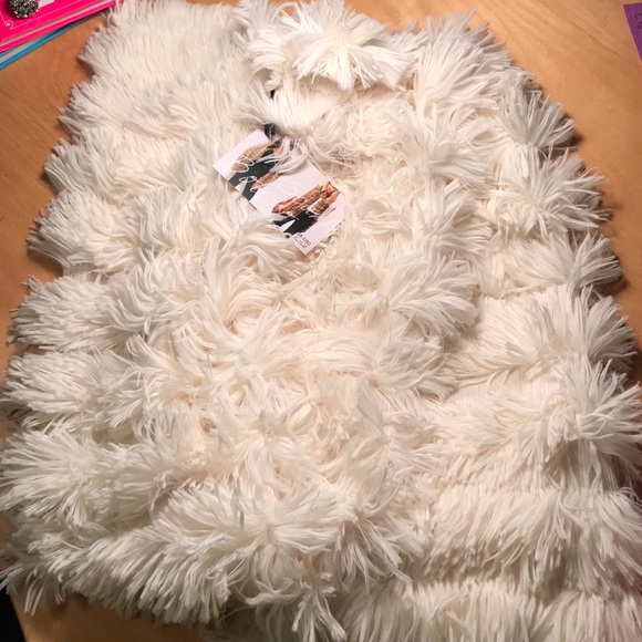 Bodero Scarf - Winter White Faux Fur - Picture 2 of 4