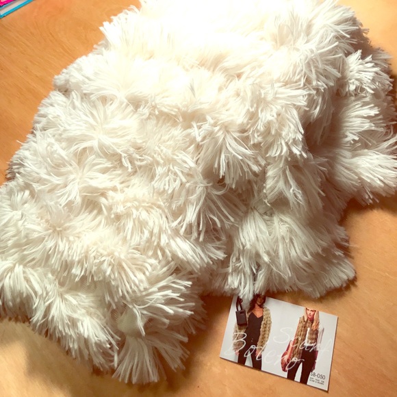 Bodero Scarf - Winter White Faux Fur - Picture 4 of 4