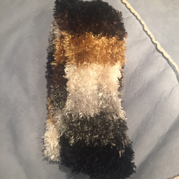 Brand new scarf and gloves.. - Picture 2 of 4