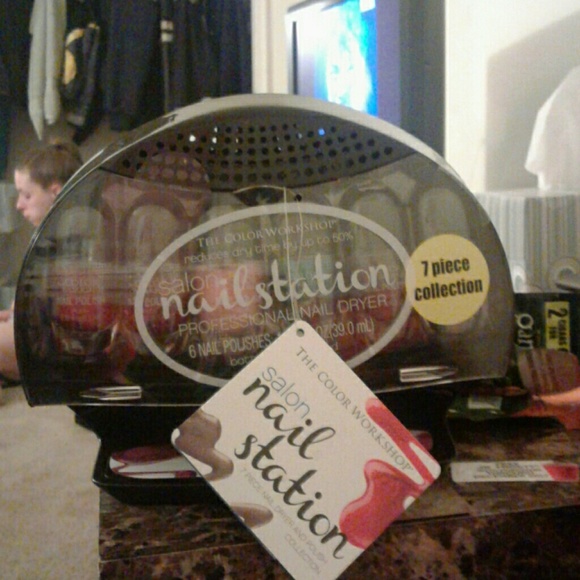 Nail polish witb nail dryer