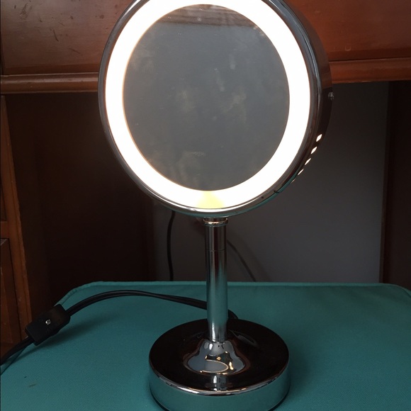 Magnifying makeup mirror