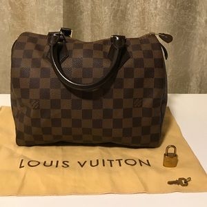 I am selling because I no longer use this bag.