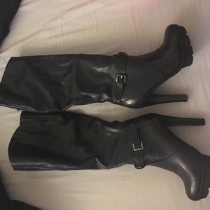 WOMENS GUESS BOOTS Size 6 GREAT COND . Barely Worn