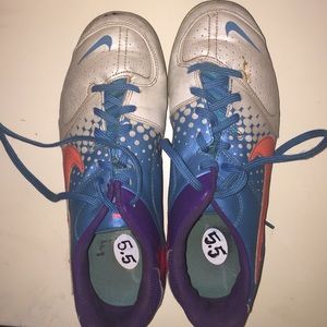 indoor soccer shoes/sneakers