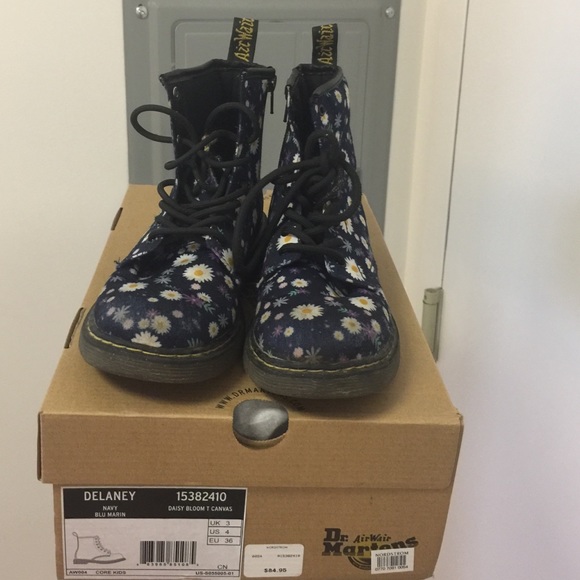 🌸Dr. Martens Delaney Daisy Bloom Canvas