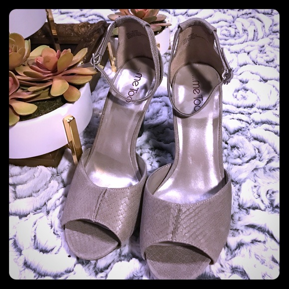 Me Too gray sandals with block heel size 8.5M