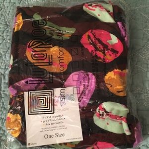 Never Worn Macaroon Lularoe Leggings OS, NWT