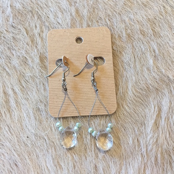Handmade translucent drop and pearl earrings - Picture 3 of 4