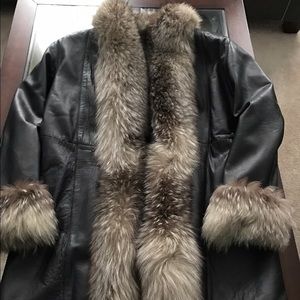 Genuine leather coat with fur collar and wrist, L
