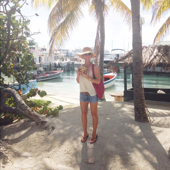 Meet your Posher, Alyssa - Picture 3 of 4