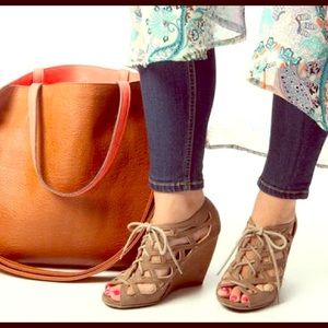 💠Nude lace up wedge💠