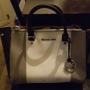 AUTHENTIC MICHAEL KORS MEDIUM PURSE