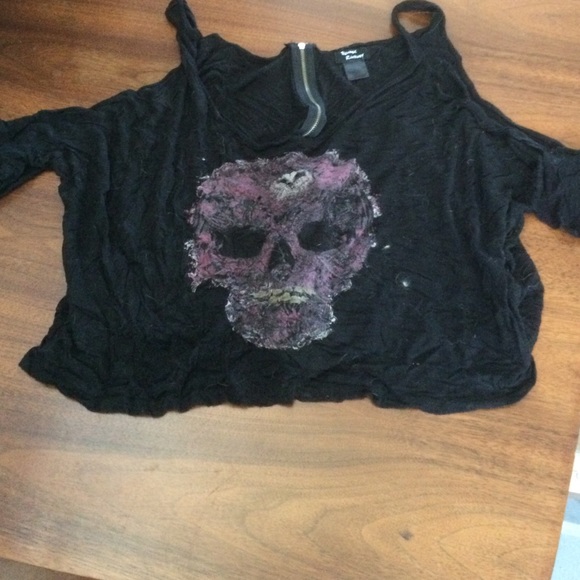 Size large skull off the shoulder crop top