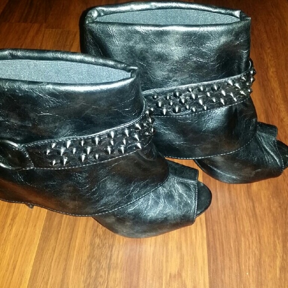 Embellished heel ankle bootie :) winter/fall