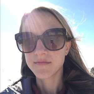 Meet your Posher, Adrienne