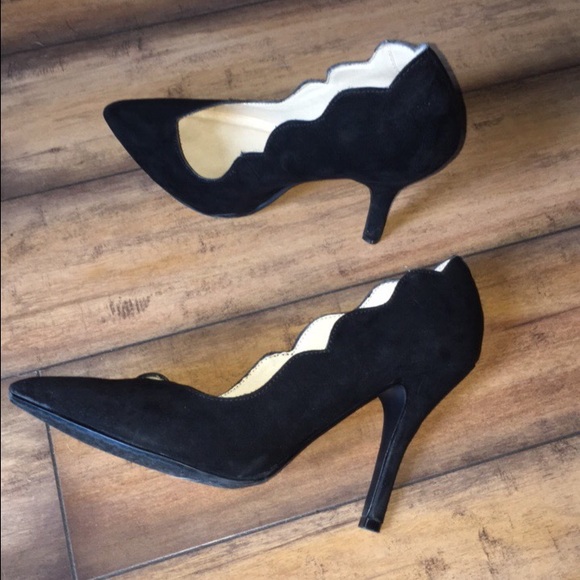 Size 7 1/2 black scalloped suede heels