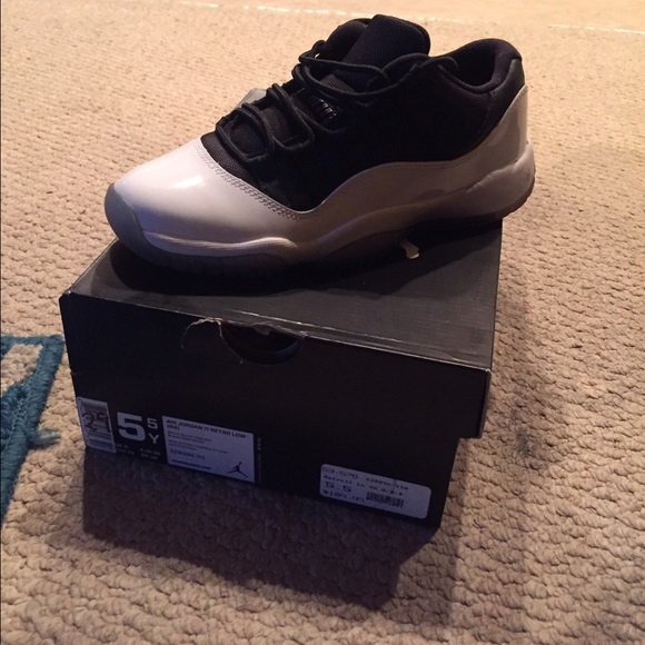 Air Jordan retro 11 low sz 5.5