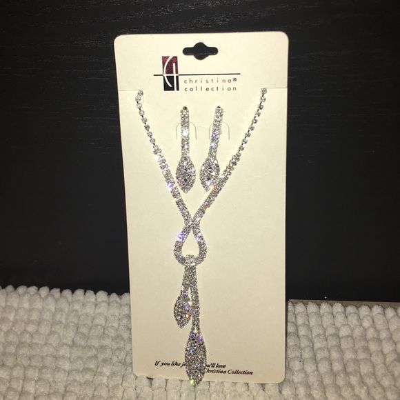 Matching earrings and necklace set 💎✨