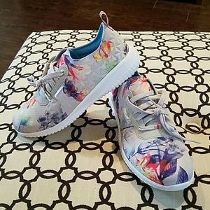 NEW! REEBOK SHOES! Great for walking!