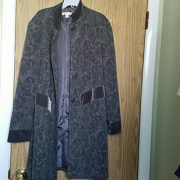 Grey patterened trench