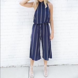 Cute & never worn jumpsuit! Great for winter vacay