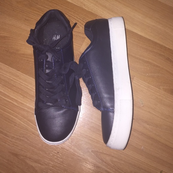 Navy blue tennis shoes with white platform bottom