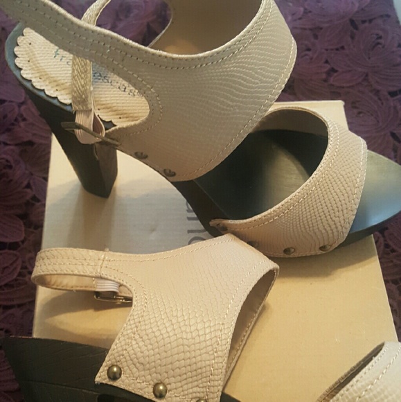 Darling light weight platform sandals. - Picture 3 of 4