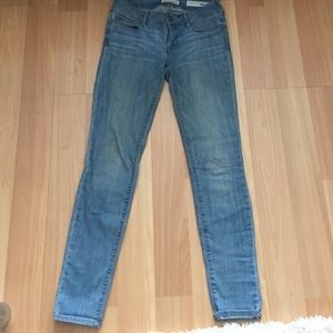 LIGHT WASH JEANS
