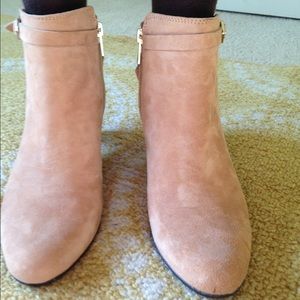 HOLDING💥 @sherose98 Neutral Color Suede Bootie