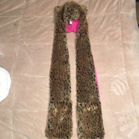 🚨PRICE DROP👀🚨     ✨Scarf with attached beanie🎀