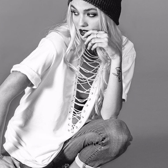 Emma and Sam lace up Tee