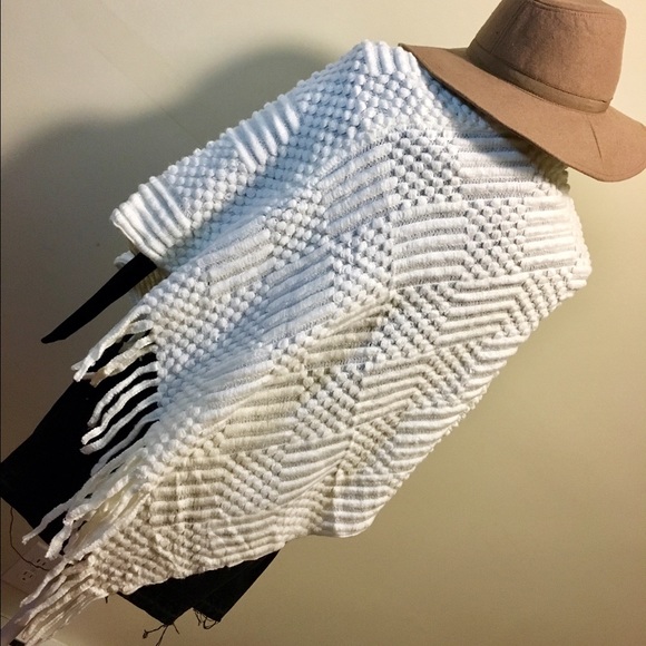💟 Knitted poncho (creamy white) - Picture 2 of 4