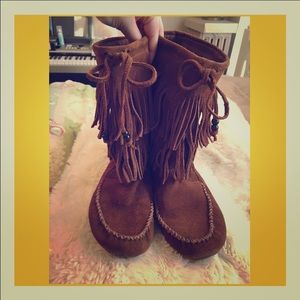 Minnetonka Hippie Fringe Boots 🌼