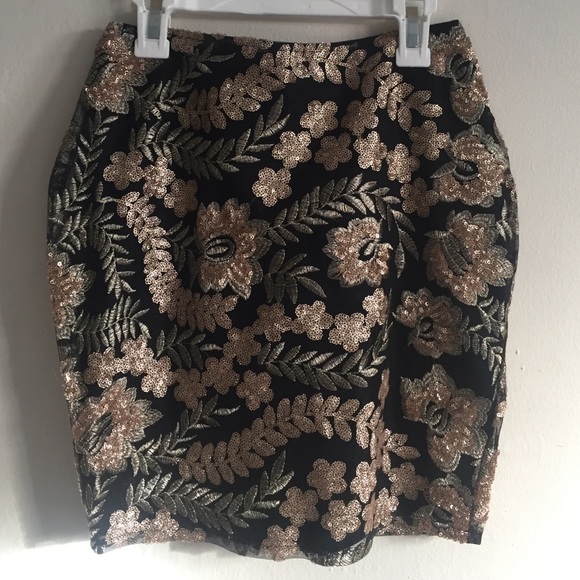 Boohoo Dresses & Skirts - Beautiful embroidered skirt