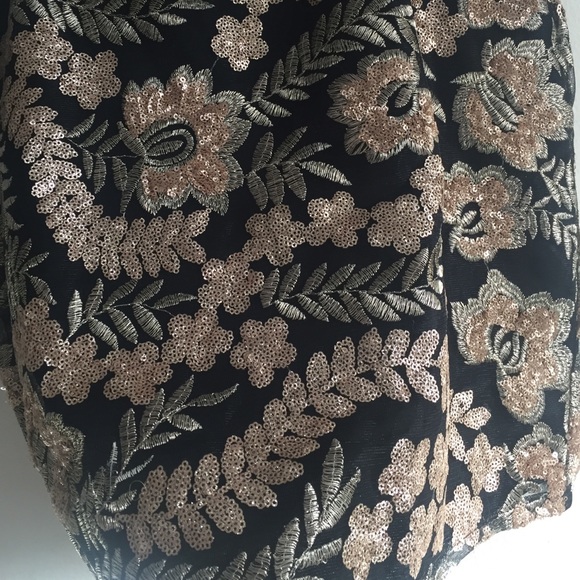 Beautiful embroidered skirt - Picture 2 of 3