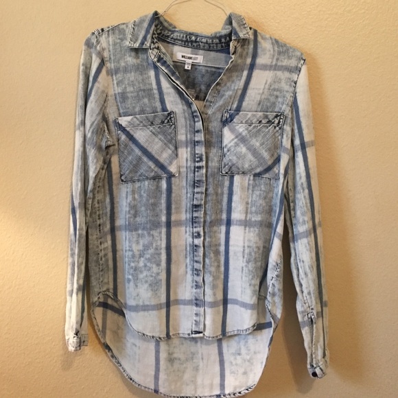 $28 venⓂ️o. NWT Denim button down.