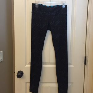 Lululemon Wonder Under sz 8 navy blue with pattern