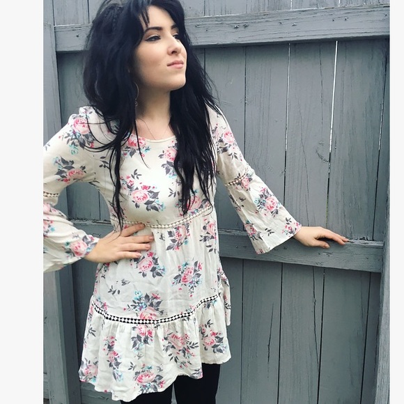 Beautiful floral dress with flowy sleeves 🌸