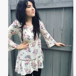 Beautiful floral dress with flowy sleeves 🌸